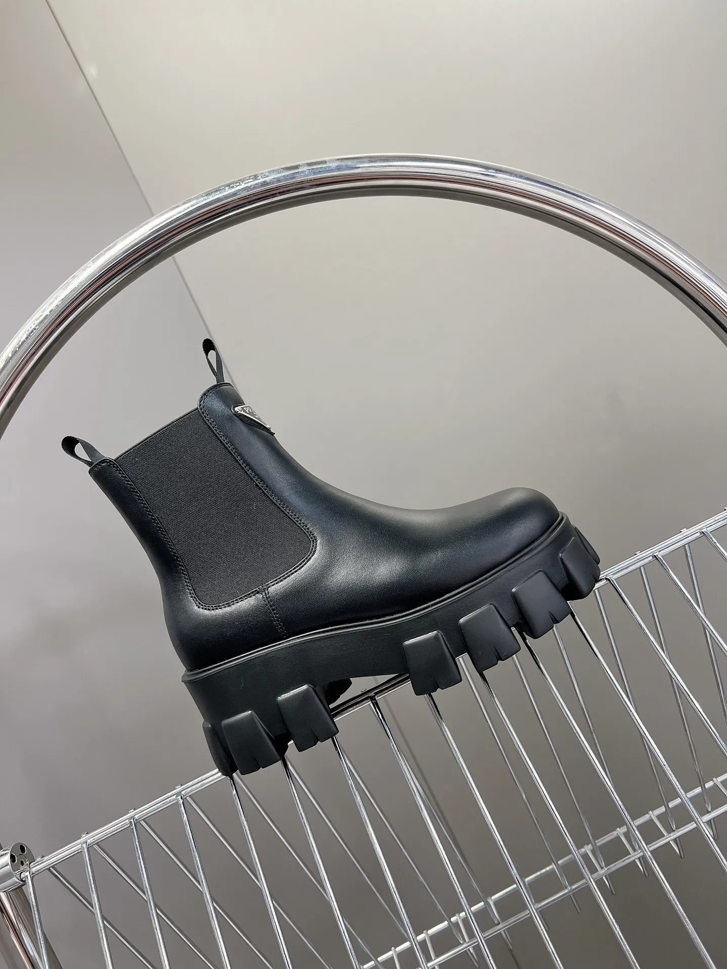 👟👟Ex-factory price 560👟👟 PRADA's top version platform platform thick-soled pocket triangle logo couple's boots. Original 1:1 customization, many internet celebrities have worn it. This shoe, with cowhide color matching and injection molded triangular letter luogo craftsmanship, is very popular this year. It can be worn for both leisure and sports... ❶Fabric: Customized open edge beads ➕Injection molded triangle logo ❷Inner lining: Customized cowhide ❸Feet: customized cowhide ❹Outsole: original molded foam combination outsole ❺Sole thickness: 6cm ❻Number of sizes: women's 35-40